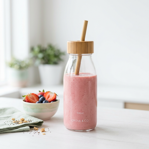 Bouteille smoothie en verre 500ml avec couvercle bambou sur fond blanc